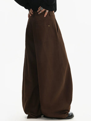 Carpenter pants – Brown, on model back | XoKool