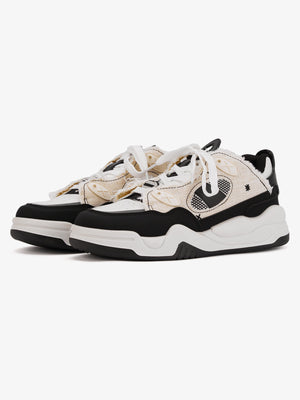 Retro Chunky Sneaker mit ausgefranstem Patchwork – Schwarz, Paar schräg | XoKool