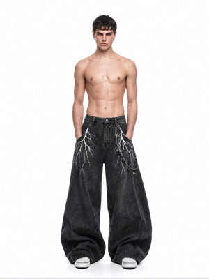 Schwarze Baggy Jeans mit Blitz-Stickerei – am Model, Vorderseite | XoKool