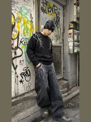 Baggy Jeans mit Blitz-Motiv – Streetstyle-Foto, Vorderseite, Graffiti-Wand | XoKool
