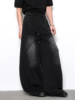 Pantalones deportivos negros con efecto lavado – en modelo, primer plano frontal | XoKool