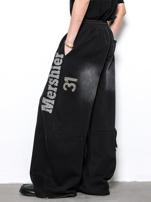 Pantalones deportivos negros con efecto lavado – en modelo, lateral con texto | XoKool
