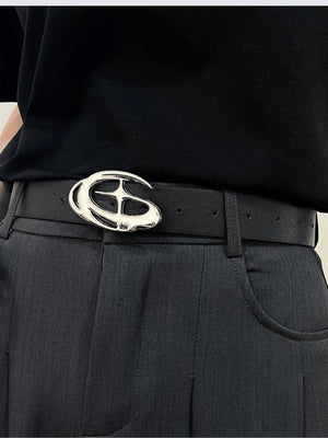Schwarzer Gürtel mit ovaler Durchbruch-Schnalle – am Model, zur Hose getragen | XoKool
