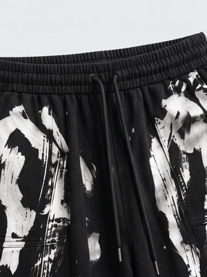 Schwarze Cargo-Jogginghose mit Pinsel-Print und Oberschenkelriemen – Nahaufnahme des Kordelzugs am Bund | XoKool