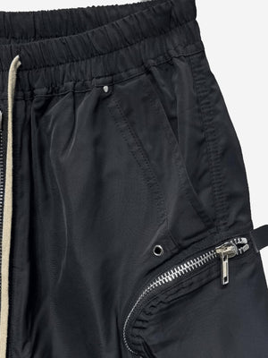 Cargo Shorts – Detailansicht von seitlicher Reißverschlusstasche und Kordel | XoKool