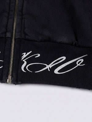 Zip Hoodie mit Blitz – Nahaufnahme Schriftzug-Stickerei am Saum | XoKool