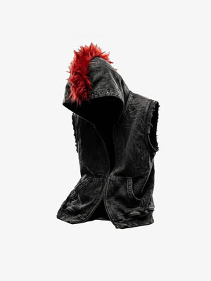 Chaleco de denim negro con capucha y escudo de piel sintética roja – negro/rojo, vista plana en ángulo | XoKool