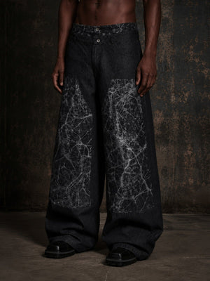 Schwarze Jeans mit doppeltem Bund und Marmor-Print – am Model, vorne | XoKool