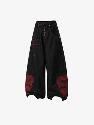 Schwarze Drachen-Jeans mit roter Stickerei – Vorderseite, flach liegend | XoKool