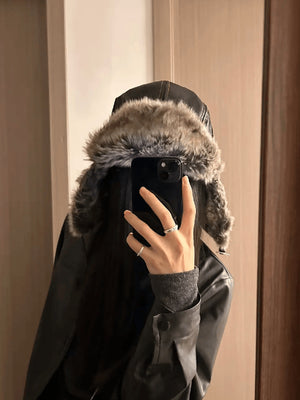 Schwarze Ushanka Fliegermütze mit Kunstfellfutter – Spiegelfoto, am Model | XoKool