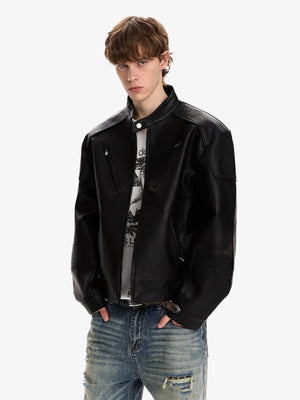 Giacca biker nera in ecopelle con tasche con zip – indossata, aperta sul davanti | XoKool