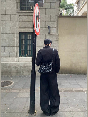 Schwarze Tote Bag – am Model, Rückansicht | XoKool