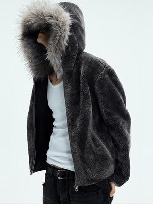 Schwarze Fleece-Kapuzenjacke mit Kunstfellbesatz – am Model, Vorderansicht, Kapuze auf | XoKool