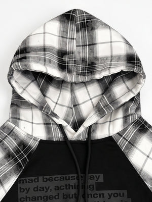 Schwarzer Graphic Hoodie mit Karo-Ärmeln und Karo-Kapuze – Nahaufnahme von Karo-Kapuze und Kordeln | XoKool