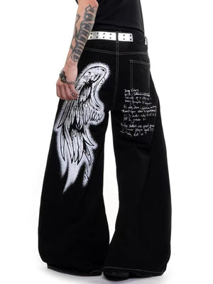 Schwarze Graphic Jeans mit Engelsflügel-Print – am Model, Rückansicht | XoKool