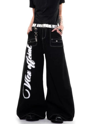 Schwarze Graphic Jeans mit Engelsflügel-Print – am Model, Vorderansicht | XoKool