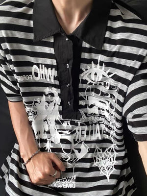 Gestreiftes Poloshirt in Schwarz-Grau mit Grunge-Print – am Model, vorne, Nahaufnahme | XoKool
