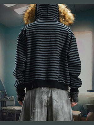 Gestreifter Hoodie mit Fellkapuze – am Model, Rückseite | XoKool