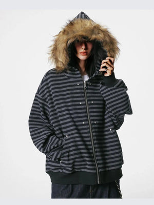 Schwarz-grau gestreifter Zip Hoodie mit Fellkapuze – am Model, Vorderseite, Kapuze oben | XoKool