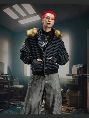 Schwarz-grau gestreifter Zip Hoodie mit Fellkapuze – am Model, Vorderseite | XoKool