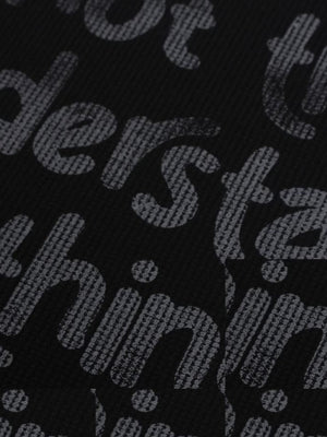 Schwarzes Longsleeve mit Spruch und Kreuz-Ärmeln – Schriftzug Nahaufnahme | XoKool