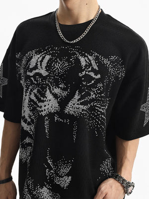 Schwarzes Oversized T-Shirt mit Strass-Tiger und Sternen auf den Ärmeln – am Model, Vorderseite nah | XoKool