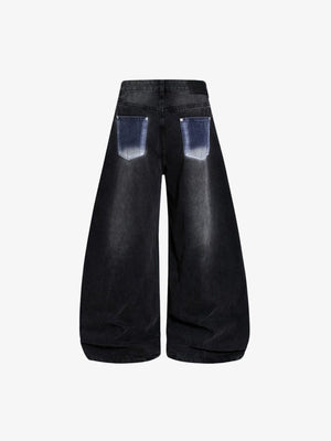 Schwarze bemalte Jeans mit blauen Colorblock-Einsätzen – Rückansicht flach | XoKool