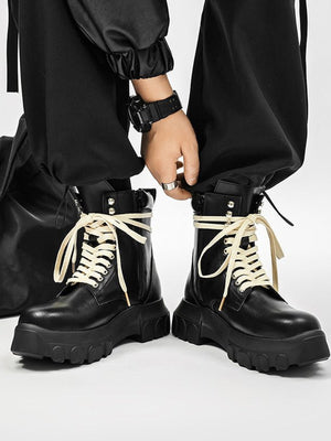 Botas negras con plataforma y cordones crema – en modelo, vista frontal | XoKool