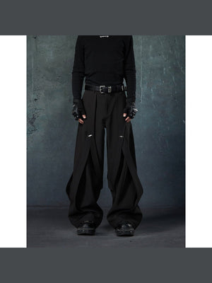 Pantalones negros de pierna ancha con pliegues y recortes – En modelo, vista frontal | XoKool