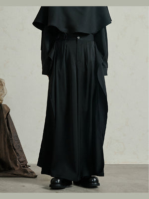 Schwarze plissierte Hakama Hose mit weitem Bein – am Model, Vorderseite | XoKool