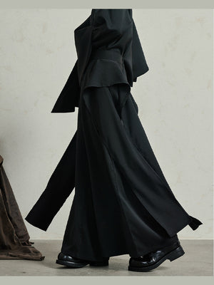 Schwarze plissierte Hakama Hose mit weitem Bein – am Model beim Laufen, seitlich | XoKool