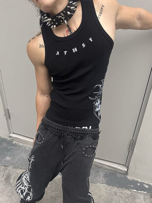 Camiseta sin mangas con estampado gótico – en modelo, negro, primer plano | XoKool