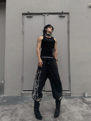 Camiseta sin mangas con estampado gótico – en modelo, negro, cuerpo completo | XoKool