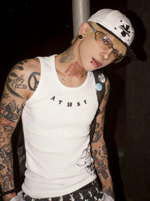 Camiseta sin mangas con estampado gótico – en modelo, blanco, de noche | XoKool