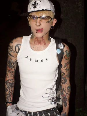 Camiseta sin mangas con estampado gótico – en modelo, blanco, de noche | XoKool