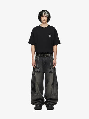Schwarze Ripped Barrel Jeans – am Model, komplett von vorne | XoKool