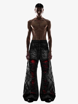 Schwarze Ripped Jeans mit rotem Mesh-Unterlegstoff – am Model, vorne | XoKool