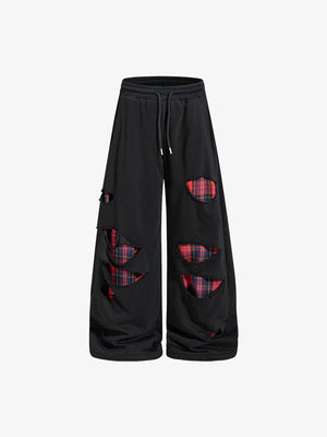Schwarze Ripped Jogginghose mit Karo-Patches – Vorderansicht | XoKool