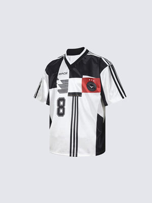 Camiseta de fútbol retro en blanco y negro con número 8 – vista frontal plana en 3/4 | XoKool