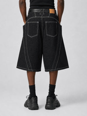 Jorts negros de pierna ancha con costuras blancas en contraste – en modelo, espalda | XoKool