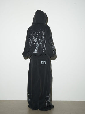 Schwarze Wide Leg Jogginghose mit Dornen-Print – am Model mit Hoodie, Rückansicht | XoKool