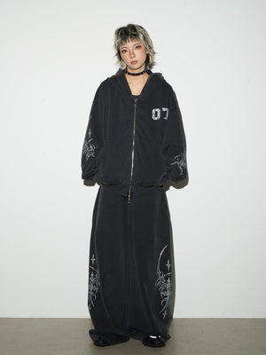 Jogginghose mit Dornen-Print – am Model mit Zip Hoodie, Vorderansicht | XoKool