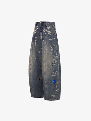 Jeans de pierna ancha decolorados con grafiti y parches – lateral en plano | XoKool