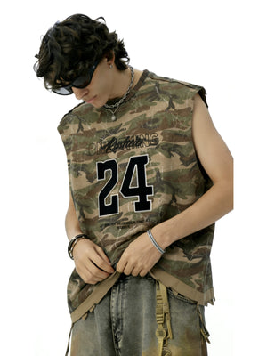Camiseta sin mangas de camuflaje con número estampado – en modelo, frente | XoKool