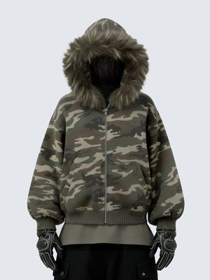 Hoodie de camuflaje con capucha de piel – en modelo, frontal | XoKool