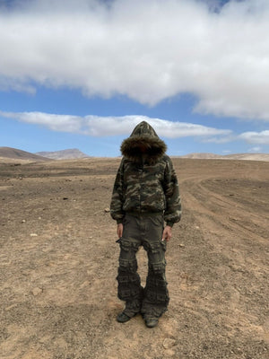 Hoodie de camuflaje con capucha de piel – foto al aire libre, cuerpo completo | XoKool