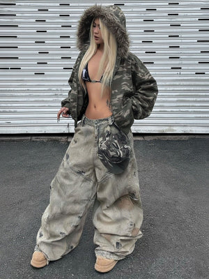 Hoodie de camuflaje con cierre y capucha de piel sintética – foto urbana, mujer, frontal | XoKool