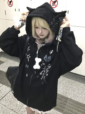 Katzenohren-Hoodie – am Model, mit aufgesetzter Kapuze | XoKool