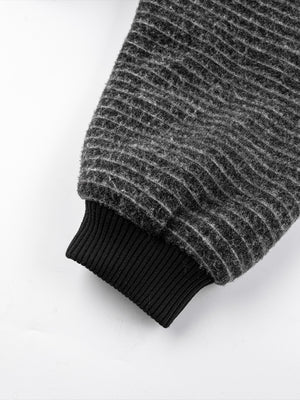 Gestreifter Zip Hoodie – Rippbündchen im Detail | XoKool