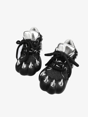 Claw Toe Chunky Sneaker in Distressed Schwarz – Paar, schräge Vorderansicht | XoKool